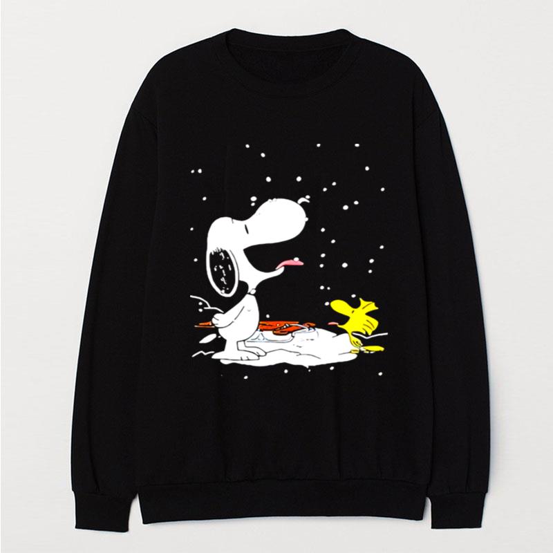 Snoopy Vs Woodstock Playing With Snow T-Shirt Unisex