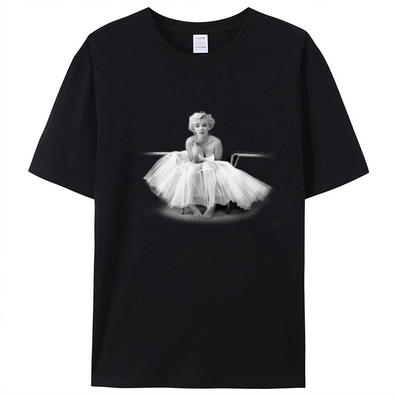 Marilyn Monroe Sitting Pretty T-Shirt Unisex